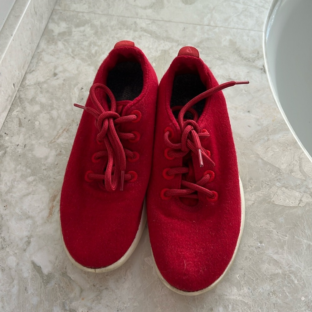 ALLBIRDS SNEAKERS WOMEN’s Size 8, Red color